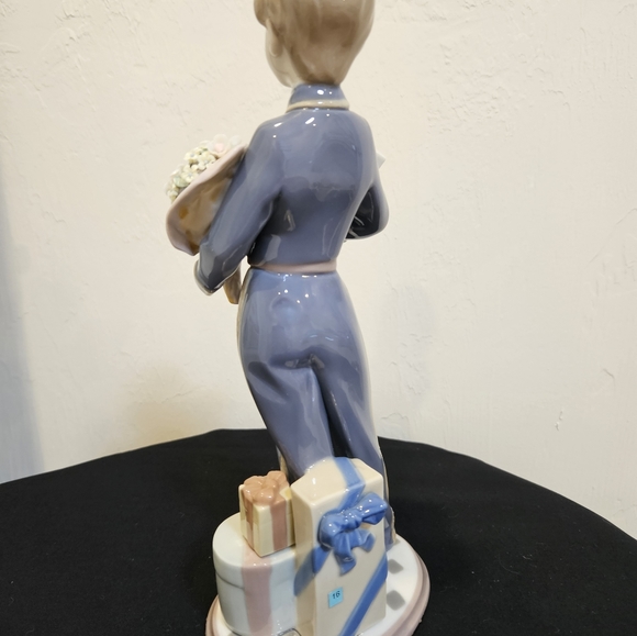 Lladro Porcelain Figurine "Bellhop Special Delivery" - Picture 7 of 9